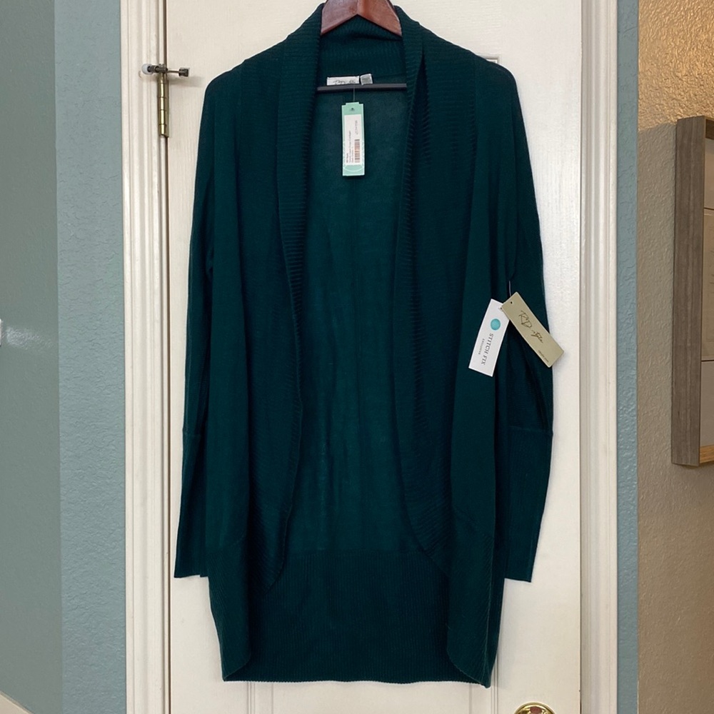 Gorgeous L emerald green cardigan. Perfect for transition into fall and winter.